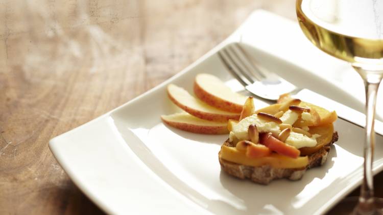 Fresh goat cheese with apples and honey