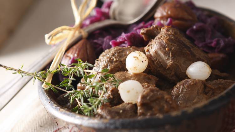 Red cabbage with apples and chestnuts