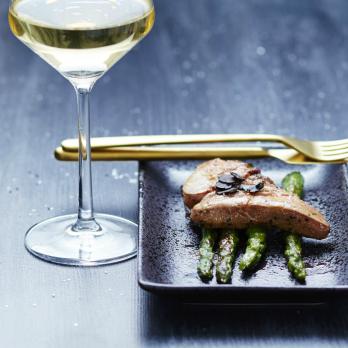 Foie gras poêlé, asperges vertes et truffes noires